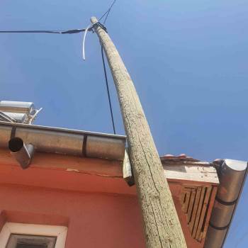 Yan Yatan Haberleşme Direği İki Katlı Evin Çatısına Zarar Verdi
