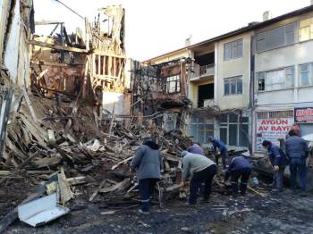 Yanan Dükkanların Enkazı Kaldırılmaya Başlandı
