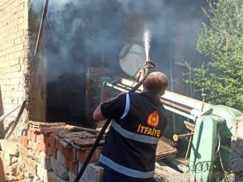 Yanan Ekmek Teknesini Kurtarmak İsteyen Adam Son Anda Kurtarıldı
