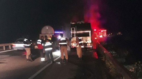 Yanan süt kamyonunu itfaiye söndürdü