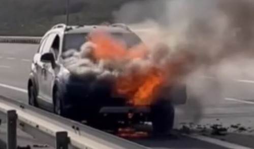 Yangın çıkan araçtan kendilerini attılar: Son anda...