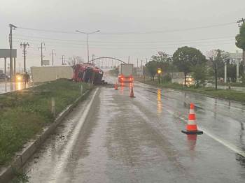 Yangın Tüpü İle Tırın Camını Kırıp Sıkışan Sürücüyü Çıkardılar
