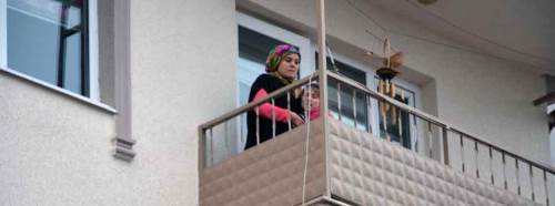 Yangında balkonda mahsur kaldılar!