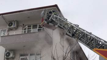 Yangında Mahsur Kalan 7 Kişiyi İtfaiye Ekipleri Kurtardı
