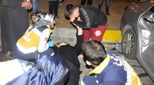 Yaralı annesinin elini biran olsun bırakmadı 