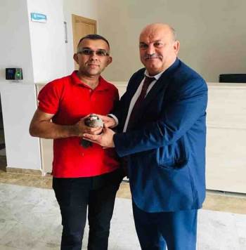 Yaralı Halde Bulduğu Kekliği Doğa Koruma Müdürlüğüne Teslim Etti
