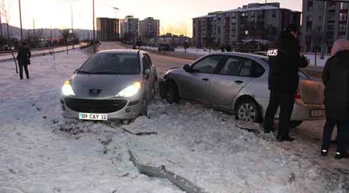 Yaralıları kurtarmaya çalışan polise otomobil çarptı