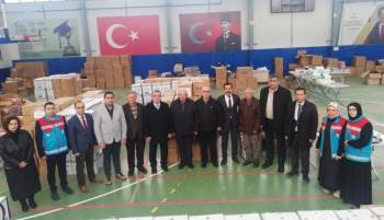 Yardım Kolilerini Kaymakamlığa Teslim Ettiler
