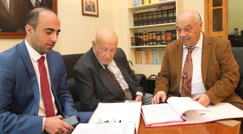Yarım asırdır avukatlık yapıyor