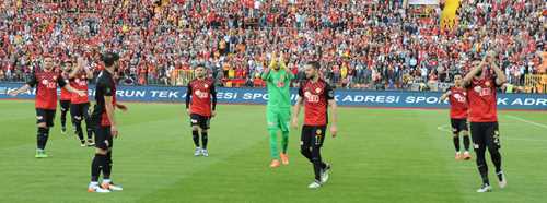 YARIM ASIRLIK STADA OLAYLI VEDA