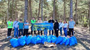 Yarım Saatte 30 Büyük Poşet Çöp Toplandı
