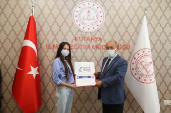 Yarışmada Dereceye Giren Öğrencilere Ödül
