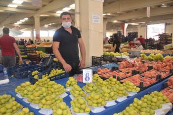 Yaş İncir Tezgahları Süslüyor
