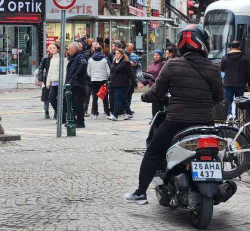 Yasağa rağmen motosikletler yaya alanlarında