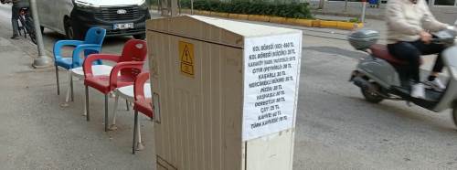 Yasak dinlemediler, trafoyu reklam panosuna çevirdiler