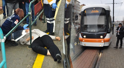 Yasak yolda tramvay çarptı!