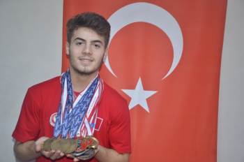 Yaşı 17, Kazandığı Madalya 27
