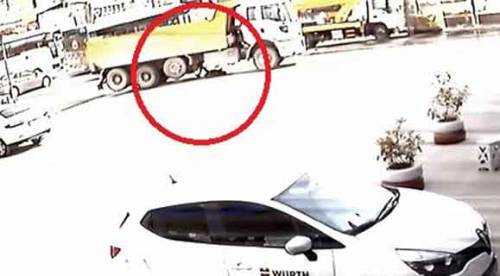 Yaşlı adam hafriyat kamyonunun altında ezildi