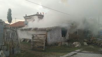 Yaşlı Çift Evde Çıkan Yangında Dumandan Etkilenerek Hastanelik Oldu
