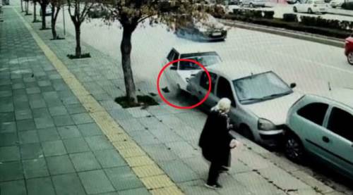 Yaşlı kadın ezilmekten son anda kurtuldu