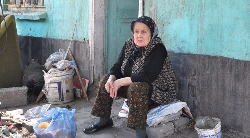 Yaşlı kadına yardım eli