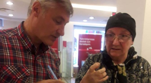 Yaşlı kadını polisin dikkati kurtardı