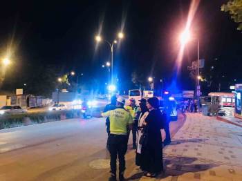 Yaya Geçidinden Yolun Karşısına Geçmeye Çalışırken Otomobil Çarptı
