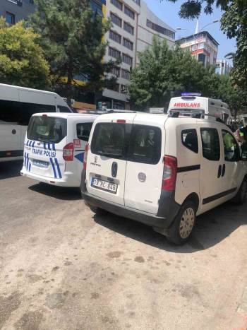 Yaya Geçidini Kullanan Motosiklete Hafif Ticari Araç Çarptı
