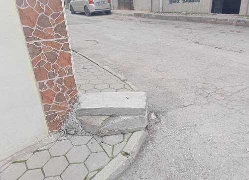 Yaya yolundaki beton bloklar geçişi engelliyor