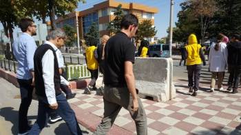 Yayalar İçin Nöbet Tuttular
