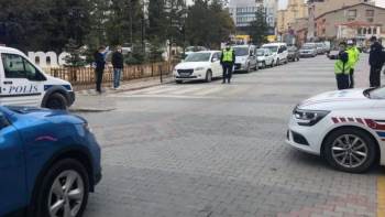 Yayalara Maske, Sosyal Mesafe Ve Sigara Denetimi
