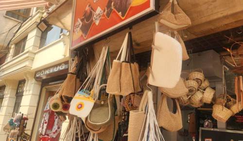 Yaz kombinlerinin favorisi hasır çantalar tezgaha çıktı