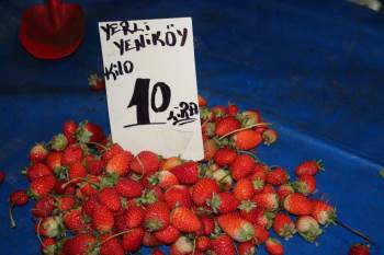 Yaz Meyvesi Çilek Hala Tezgahlarda
