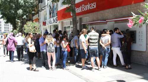 YAZ OKUL KAYDI İÇİN ATM SIRASI