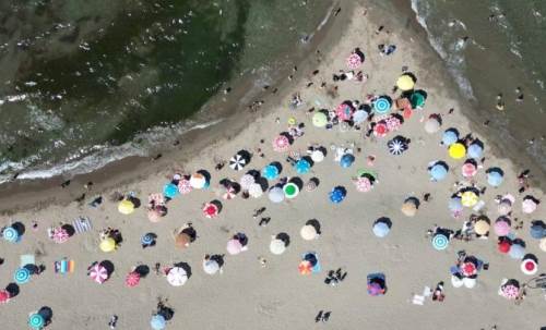 Yaz tatilinde ilk durak: Karasu sahilleri doldu taştı