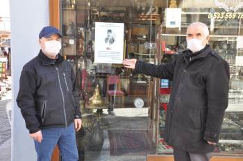 Yazarlar Birliği’Nden Esnafa 500 Adet “İstiklal Marşı” Tablo Hediye
