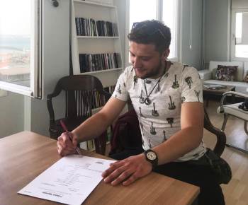 Yazdığı Kitabın Gelirinin Yarısını Sokak Hayvanlarının Bakımına Bağışlayacak
