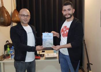 Yazdıkları Kitapları Birbirlerine Hediye Ettiler
