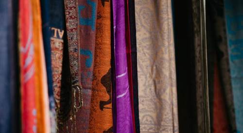 Yazın Hangi Kumaşlar Giyilmeli? Serin ve Konforlu Bir Yaz İçin Doğru Tercihler