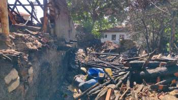 Yemek Pişirmek İçin Yakılan Ateşte Ev, Traktör Ve Besihane Yandı
