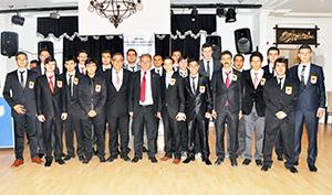 Yemin edip kokart taktılar