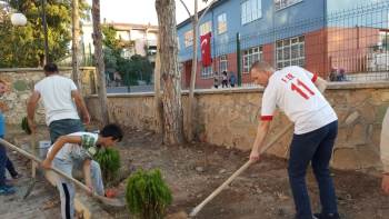 Yeni Eğitim Yılına Ağaç Dikerek Başladılar
