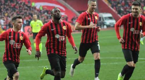 Yeni saç stili görenleri şaşırttı!