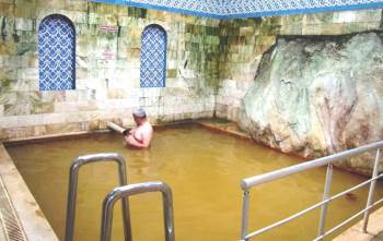 Yeniceköy Şifa Hamamı Havuzuna Doğal Güzellik Katan Devasa Kaya
