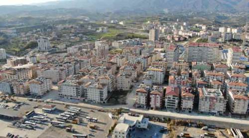 Yerle bir olan Hatay’ın bu caddesinde hiçbir ev yıkılmadı