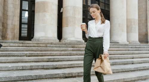 Yeşil Pantolon Üstüne Ne Giyilir? Stil İpuçları ve Kombinasyon Rehberi