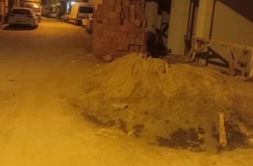 Yeşiltepe’de inşaat malzemeleri kaldırıma taştı