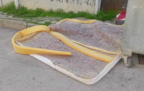 Yeşiltepe’de konteyner yanına bırakılan yatak tepki çekti