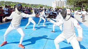 Yetenekler AVM önünde konuştu