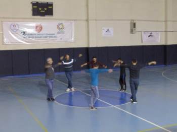 Yetişkinler Yöresel Halk Oyunlarını Öğreniyor
